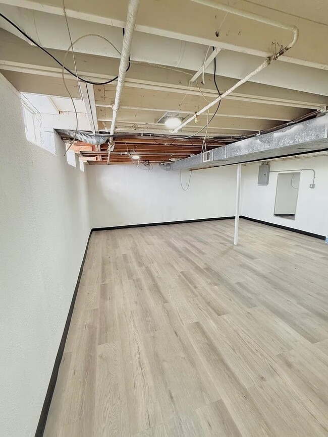 Building Photo - 8841 Sunrise Dr