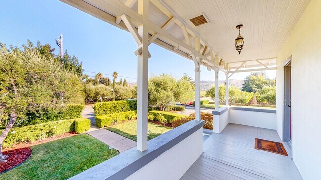 Building Photo - Charming 2 bedroom 1.5 bath plus office ho...