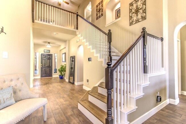 Building Photo - Beautifully Maintained 4 bed/3bath 2 Story...