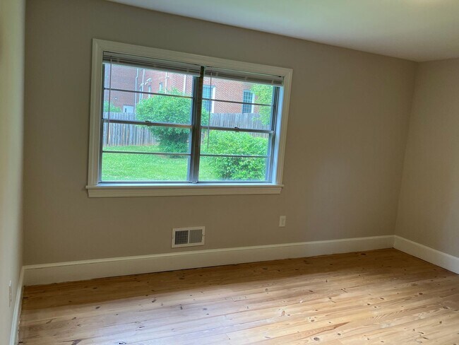 Building Photo - PENDING: 3 BR/3 BA Home with Large Yard