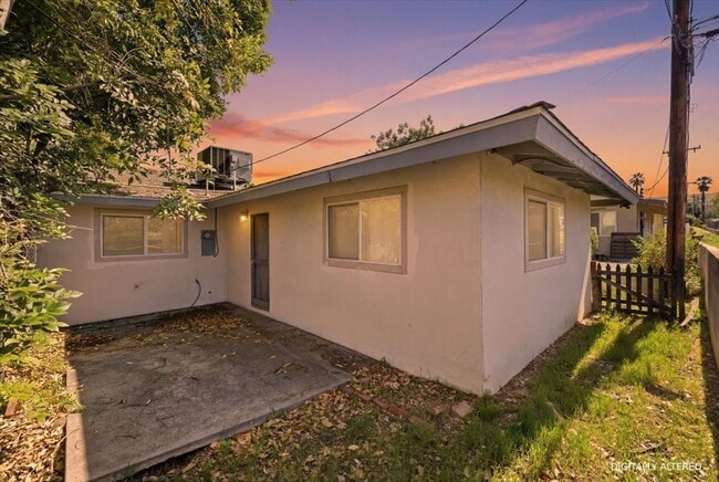 Building Photo - Prime Location for Busy Med Students