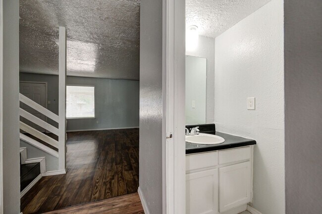 Building Photo - 1709 Beaumont Dr
