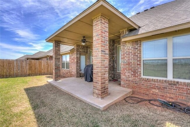Building Photo - St James Park Home in Norman - Community Pool!  Available in April!