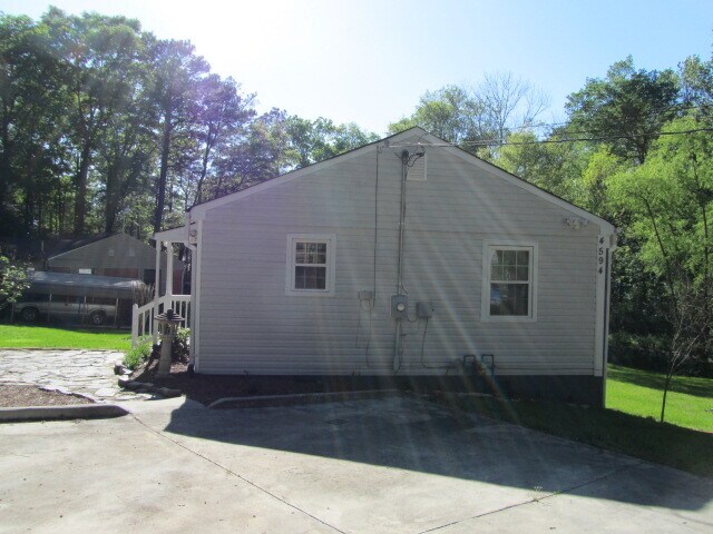 Building Photo - 4594 Shadow Lawn Dr