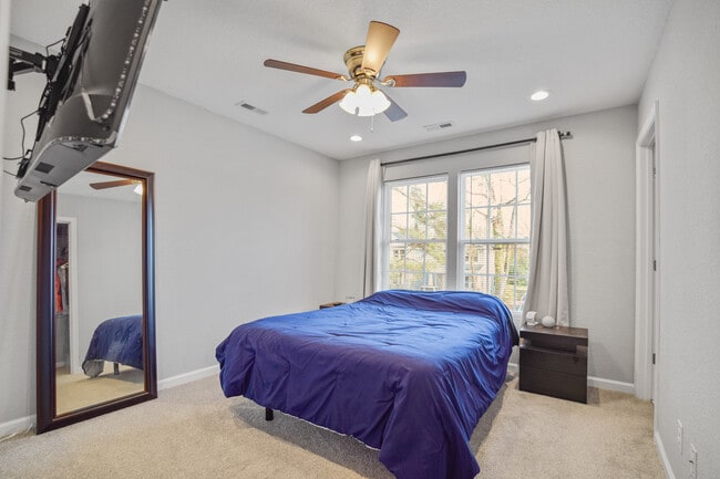 Building Photo - 305 N Division St