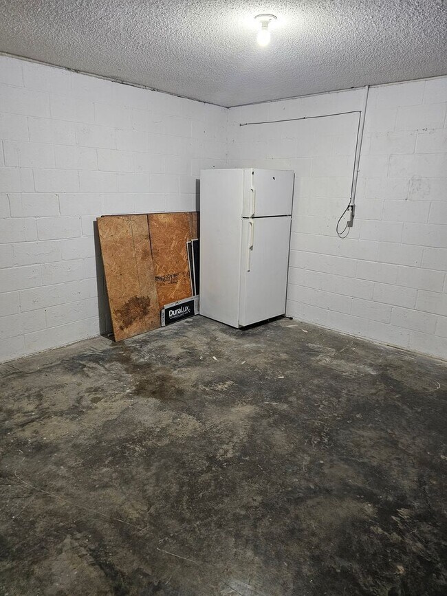 Building Photo - 1737 Moses Ave