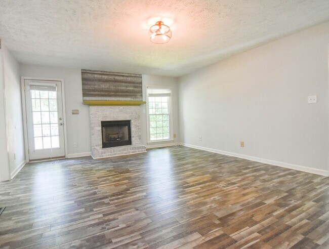 Building Photo - 3 Bedroom 2.5 Bathroom with a Bonus: Small...