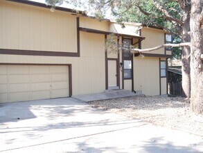 Building Photo - 4 bed/2.5 bath home