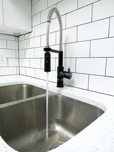 Building Photo - 2071 Southampton Rd