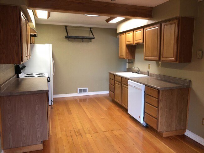 Building Photo - 803