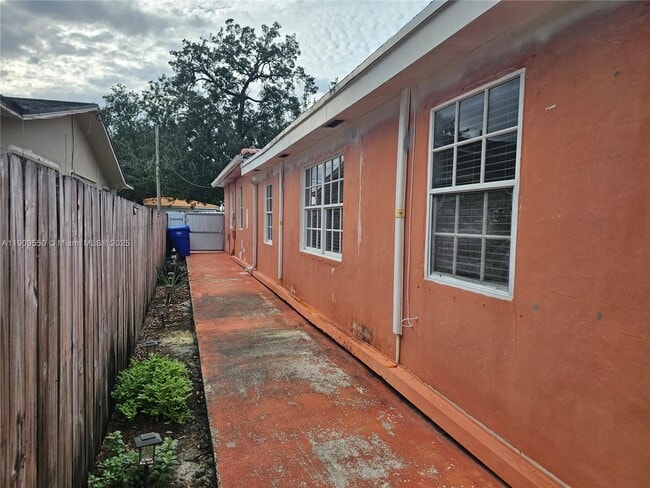 Building Photo - 651 SW 66th Ave