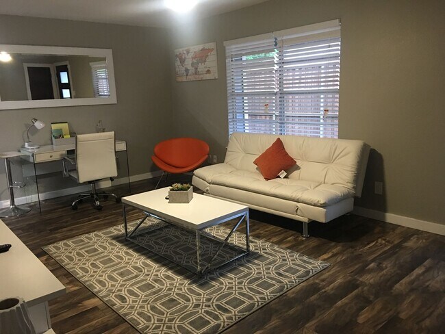 Building Photo - DSP-600 N East Duplex