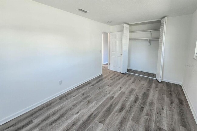 Building Photo - 995 Barclay Dr