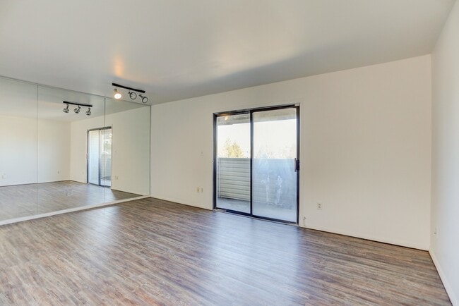 Building Photo - UPDATED 2 BEDROOM CONDO- Available August ...