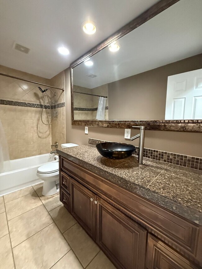 Building Photo - Updated 2-Bedroom Condo West Richland