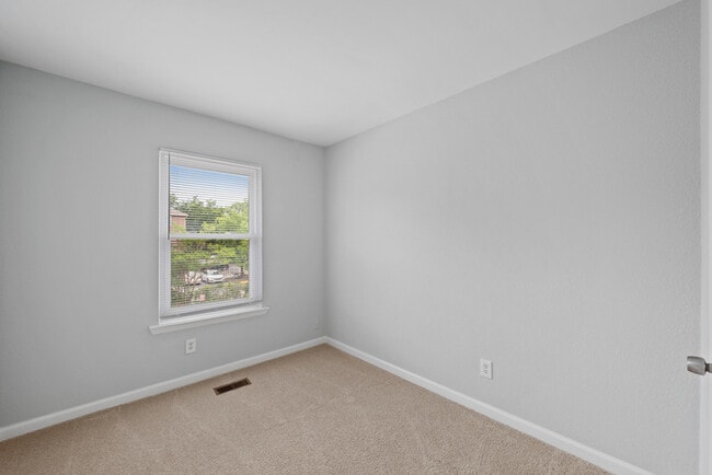 Building Photo - 253 Greenbrier Ave