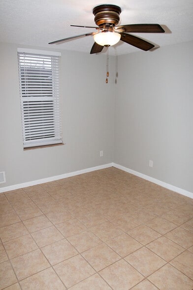 Building Photo - 809 Diamond Ct