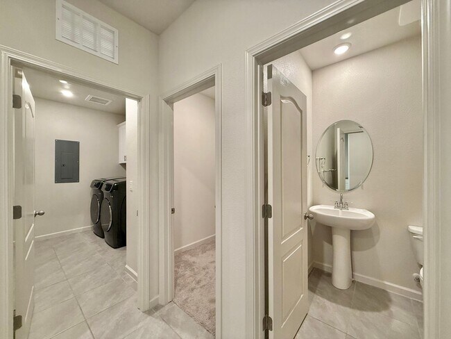 Building Photo - Bright and Modern Home in Hollister