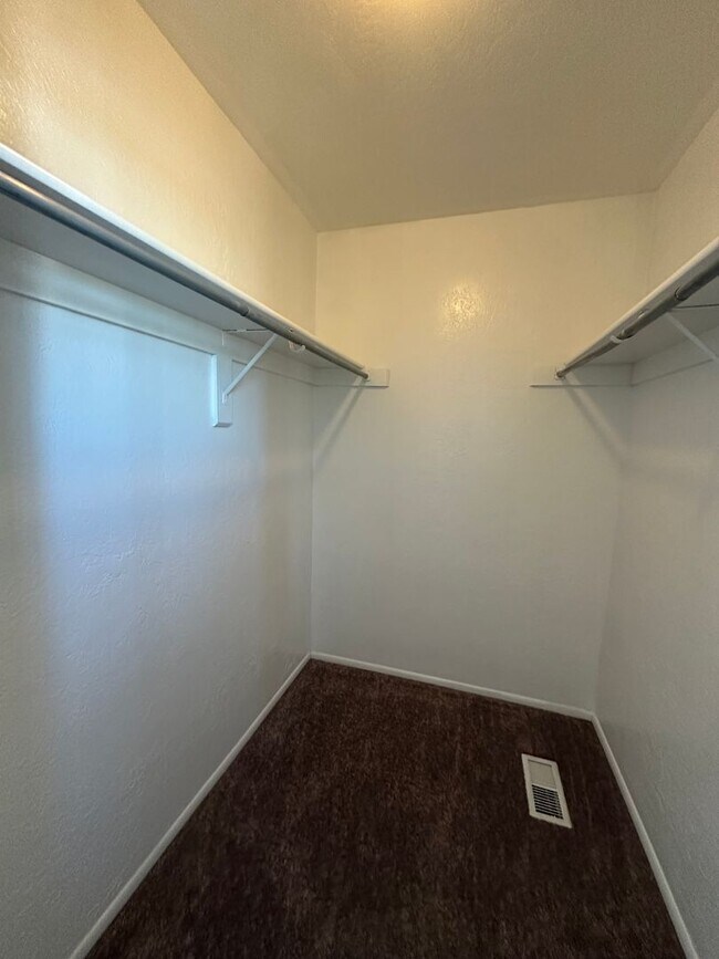 Building Photo - Beautiful 4-Bedroom, 2-Bath Home with Classic Layout and Large Yard