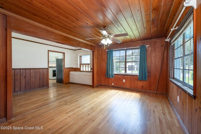 Building Photo - 42 N Fernwood Dr