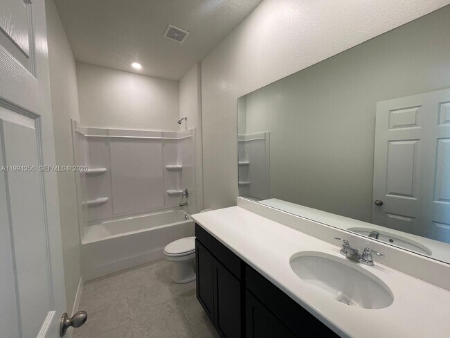 Building Photo - 2133 SE Flanders Rd