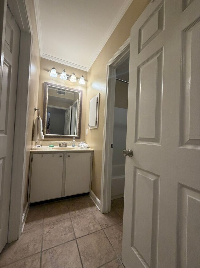 Building Photo - 11th Place Condominiums Unit #3010 Available for NOW!  $2000 per month.