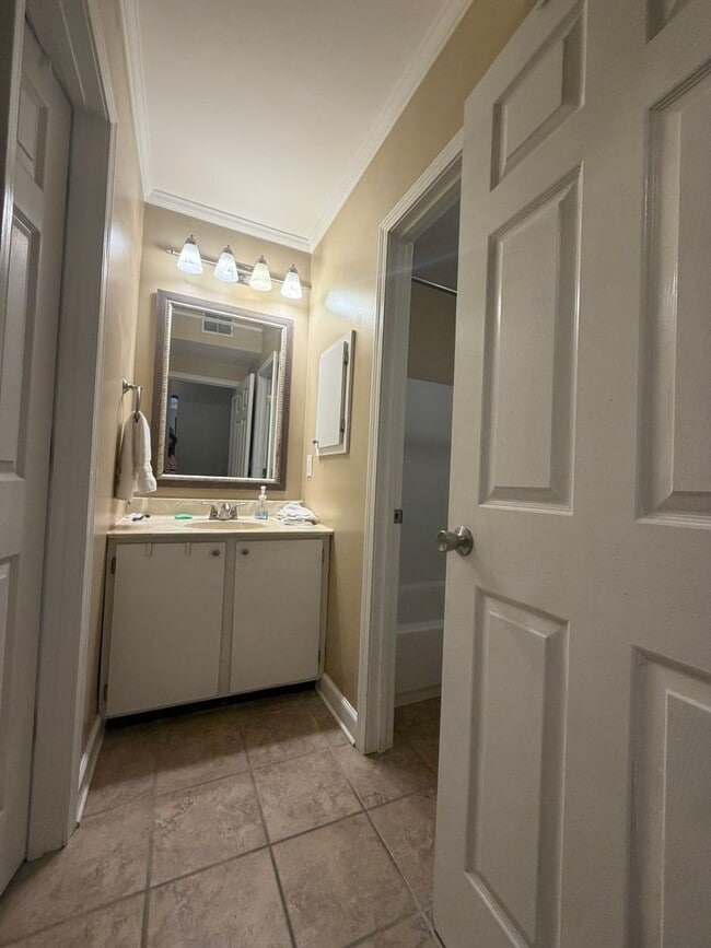 Building Photo - 11th Place Condominiums Unit #3010 Available for NOW!  $2100 per month.