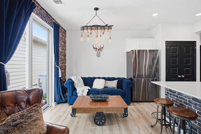 Building Photo - 8525 Leroi Dr