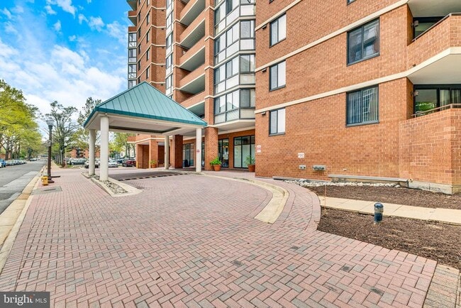 Building Photo - 1001 N Randolph St