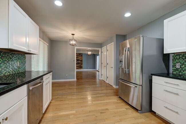 Building Photo - 3619 Chatham Ct