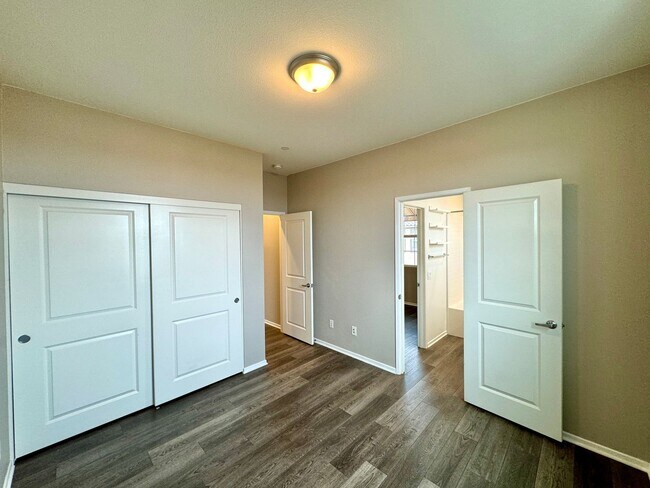 Building Photo - SD: Spacious 4BD/3.5BA Townhome in Oceanside with Community Pool, 2-Car Garage & Covered Balcony
