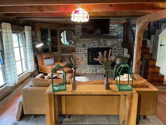 Building Photo - MOVE IN READY