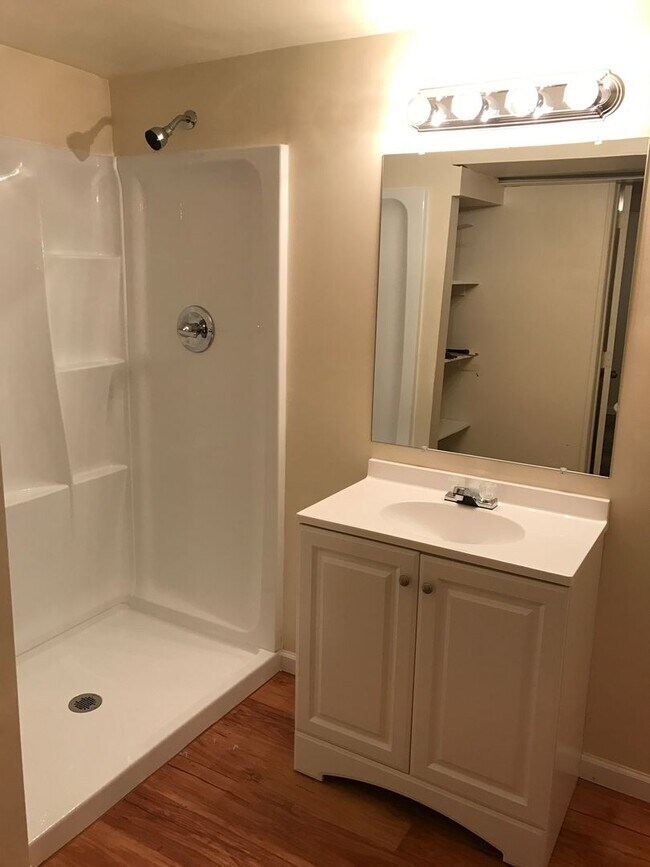 Building Photo - Beautifully Updated Townhome in Prime Loca...