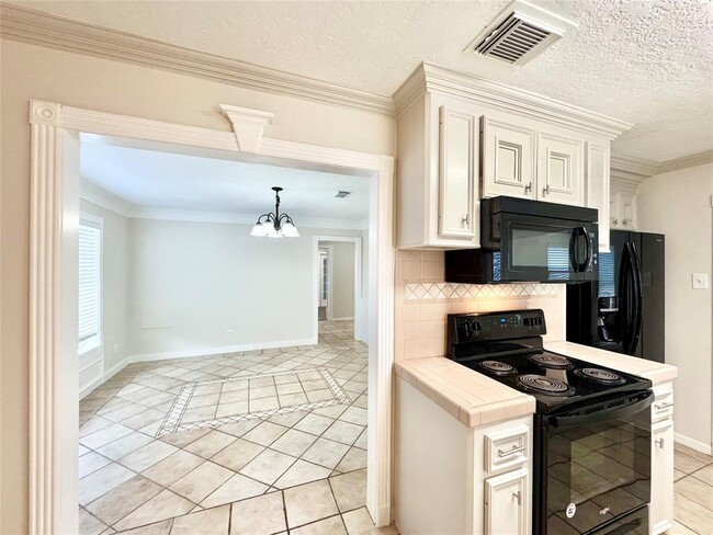 Building Photo - 811 Adele St