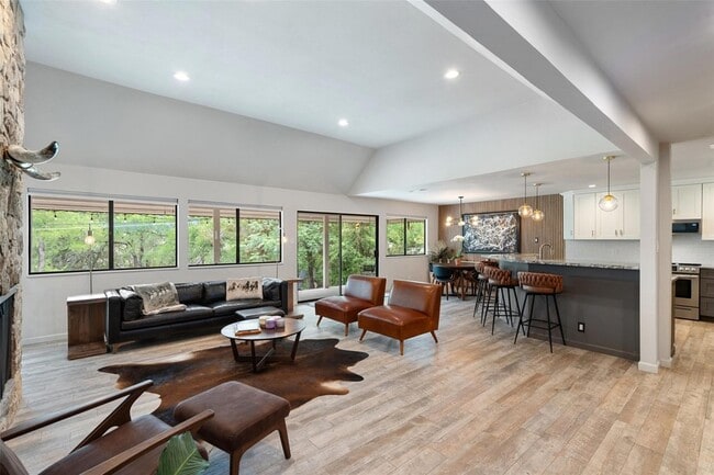 Building Photo - 113 Comet