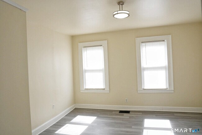 Building Photo - 111 Pine St