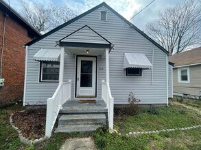 Building Photo - 2 bed house w Laundry, All electric, central HVAC, fenced yard, hardwoods