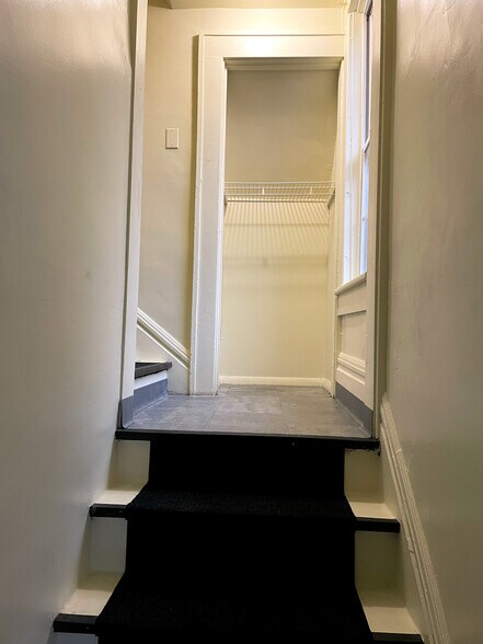 Building Photo - 889 N Main St