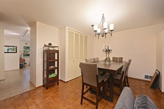 Building Photo - Beautiful 2-bed, 2-bath condo in Seattle f...