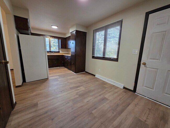 Building Photo - 624-626 Crestview Drive