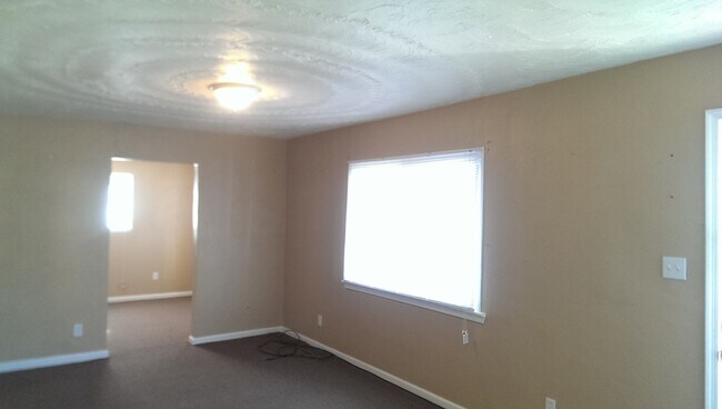 Building Photo - 3BR 1.5BA Single family home