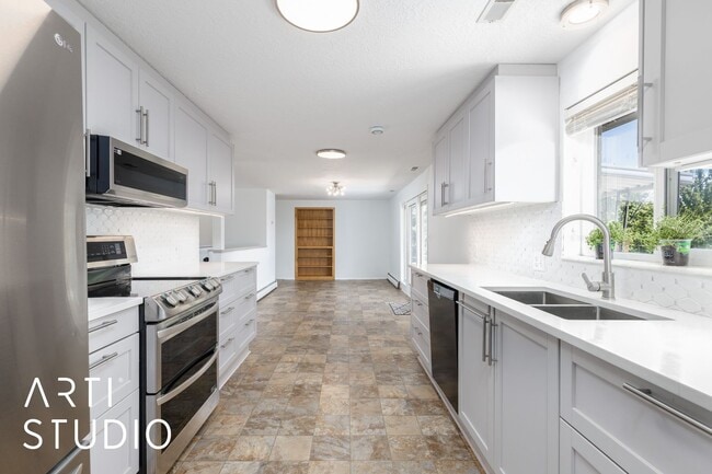 Building Photo - 983 Westwood Dr