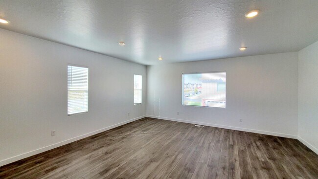 Building Photo - 1043 E Batten Ct
