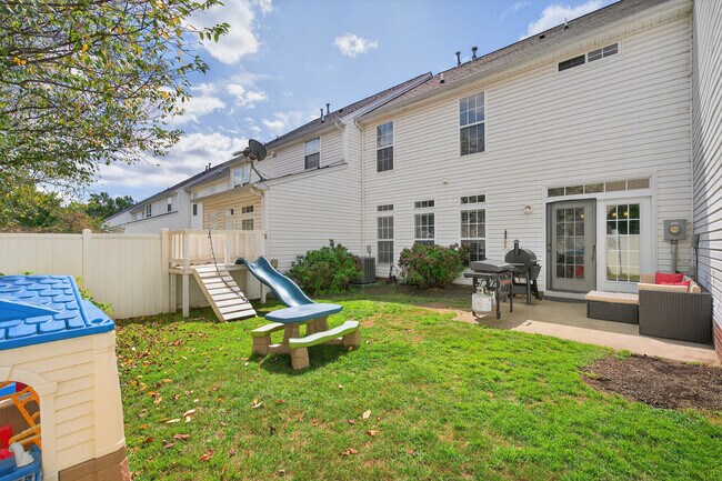 Building Photo - 263 Hadley Commons Dr