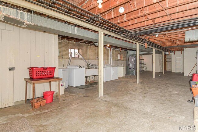 Building Photo - 5859 Nottingham Ave