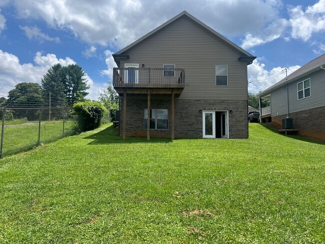 Building Photo - Beautiful home 3 minutes from ETSU!
