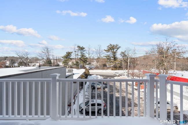 Building Photo - 937 Post Rd