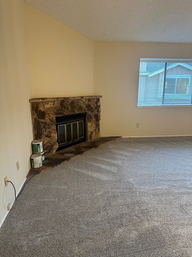 Building Photo - Beautiful & Large 2bd/ 2ba Condo