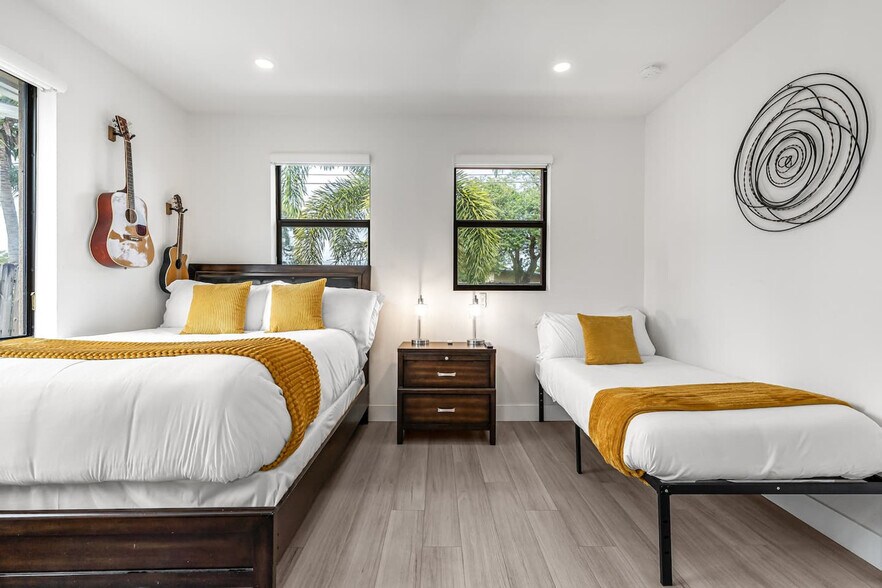 Building Photo - 828 SW 14th Ct