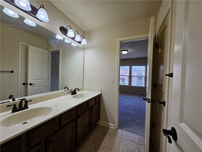 Building Photo - 3155 Stonecrest Dr